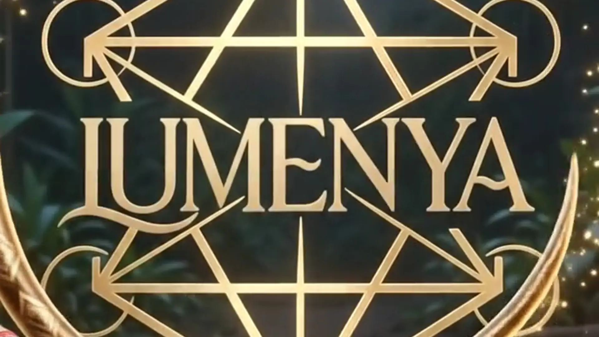 Lumenya Frame 099 — Shipibo-Frau singt am Feuer im Dschungel