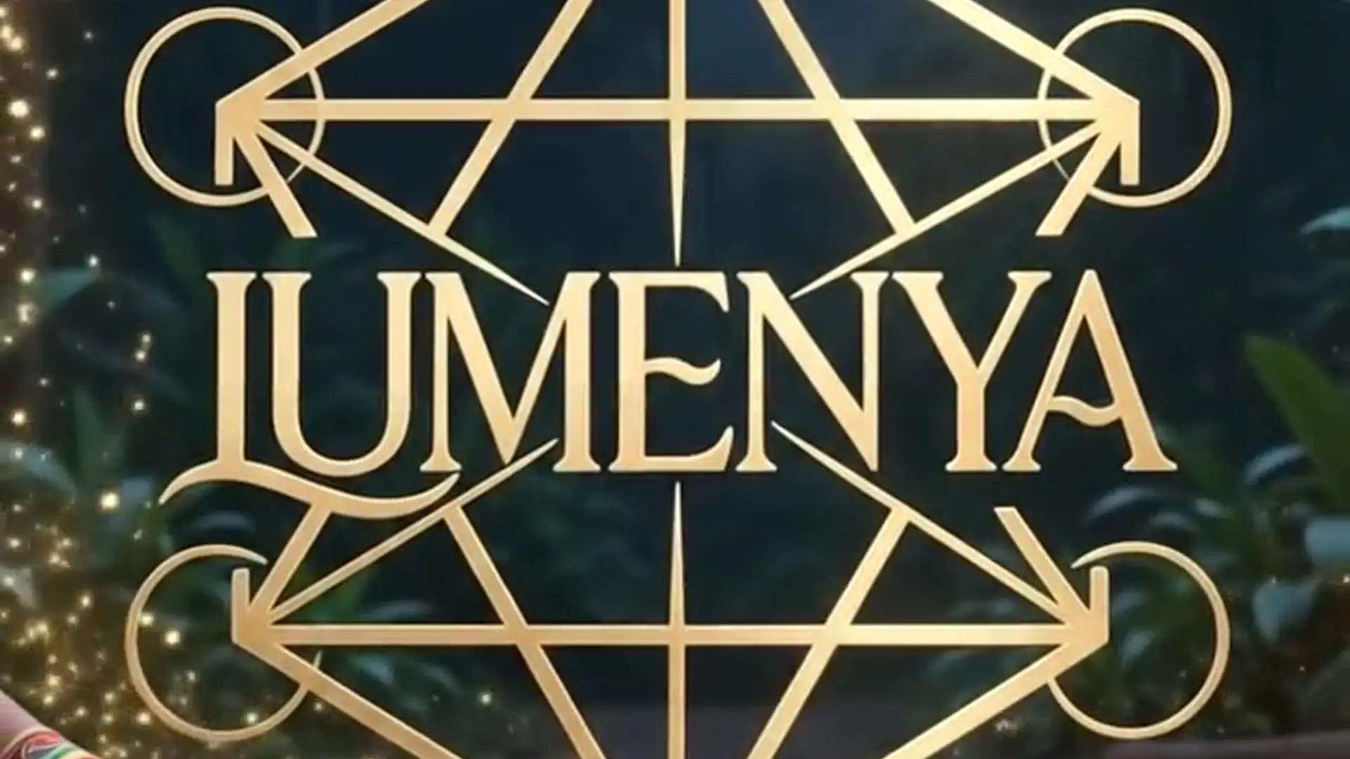 Lumenya Frame 109 — Shipibo-Frau singt am Feuer im Dschungel