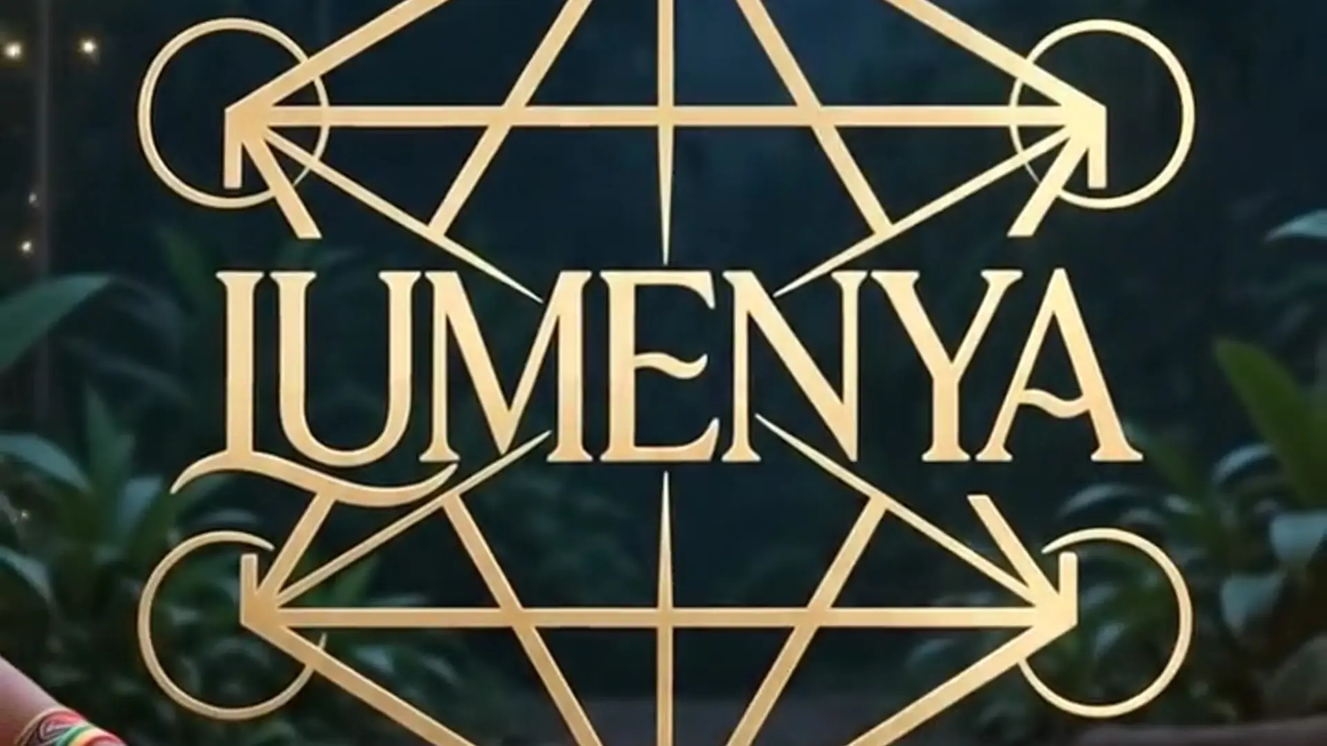 Lumenya Frame 115 — Shipibo-Frau singt am Feuer im Dschungel